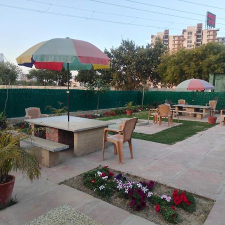 Villa In Vrindavan, Hare Krishna M Exterior foto